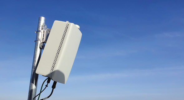 삼성전자가 자체 개발한 최신 2세대 5G 모뎀칩을 탑재하고, 기지국·라디오·안테나 기능을 하나의 폼팩터로 제공하는 28GHz 컴팩트 매크로(Compact Macro) 장비. [삼성전자 제공]