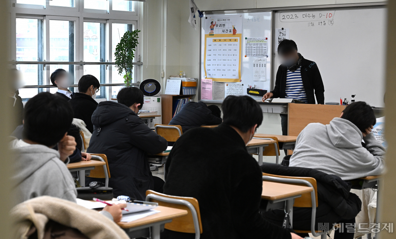 2023학년도 대학수학능력시험을 10일 앞둔 7일 서울 용산구 후암동 용산고등학교에서 학생들이 수업 전 자습을 하고 있다. 임세준 기자