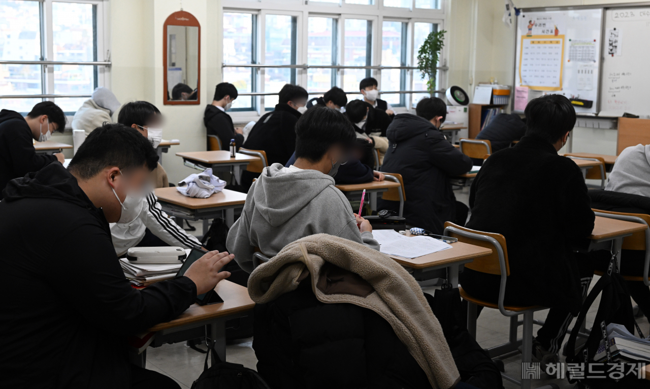 10일 뒤 수능 시험을 앞두고 긴장감 흐르는 교실.