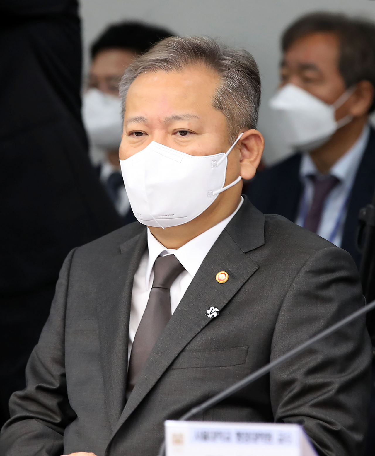 7일 오전 서울 용산 대통령실 청사에서 재난안전관리체계 점검 및 제도 개선책 논의를 위해 열린 국가안전시스템점검회의에서 이상민 행정안전부 장관이 윤석열 대통령의 발언을 듣고 있다. [연합]