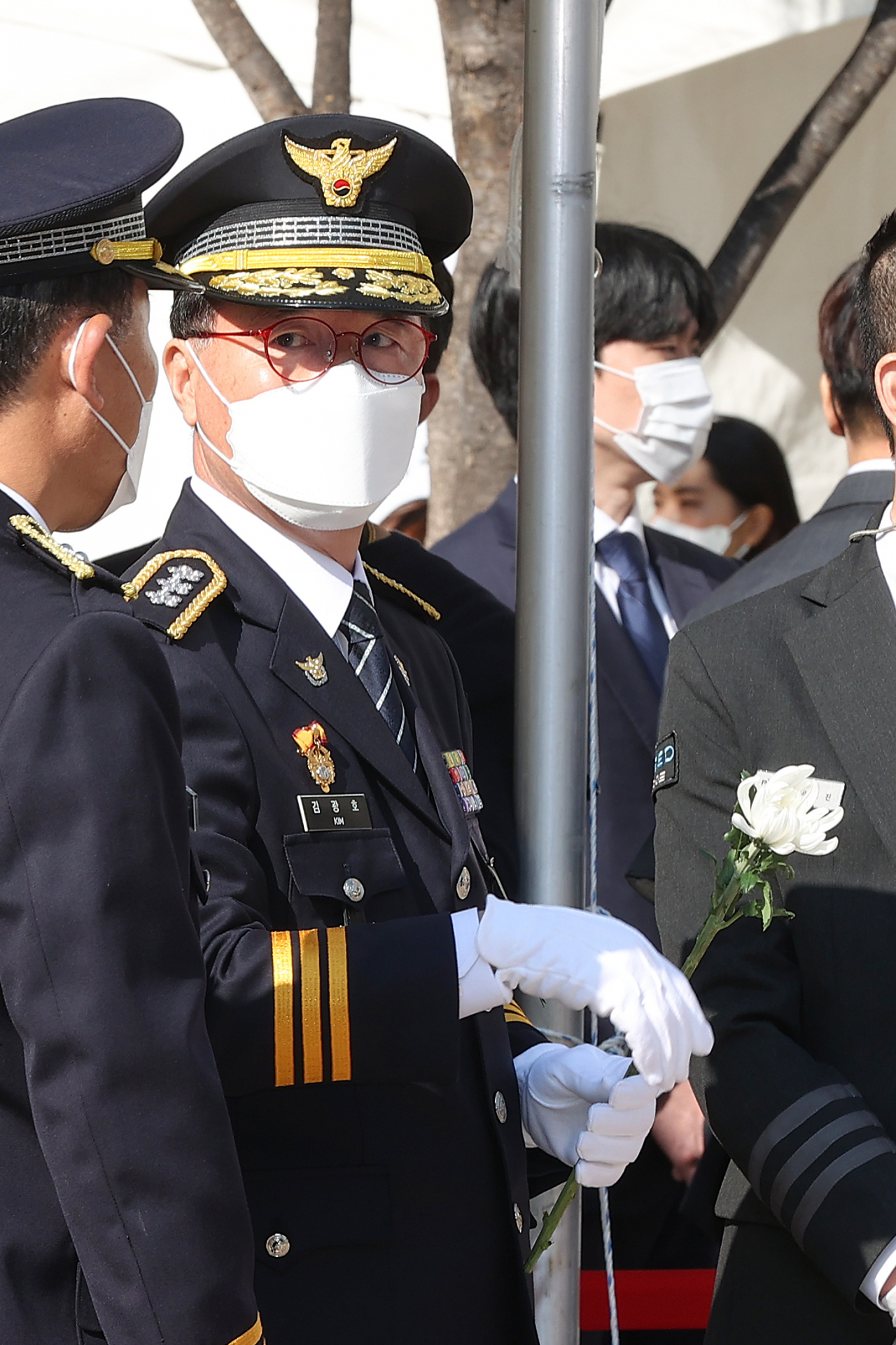 김광호 서울경찰청장이 지난달 31일 서울 중구 서울광장에 마련된 이태원 사고 사망자 합동분향소를 방문하고 있다. [연합]