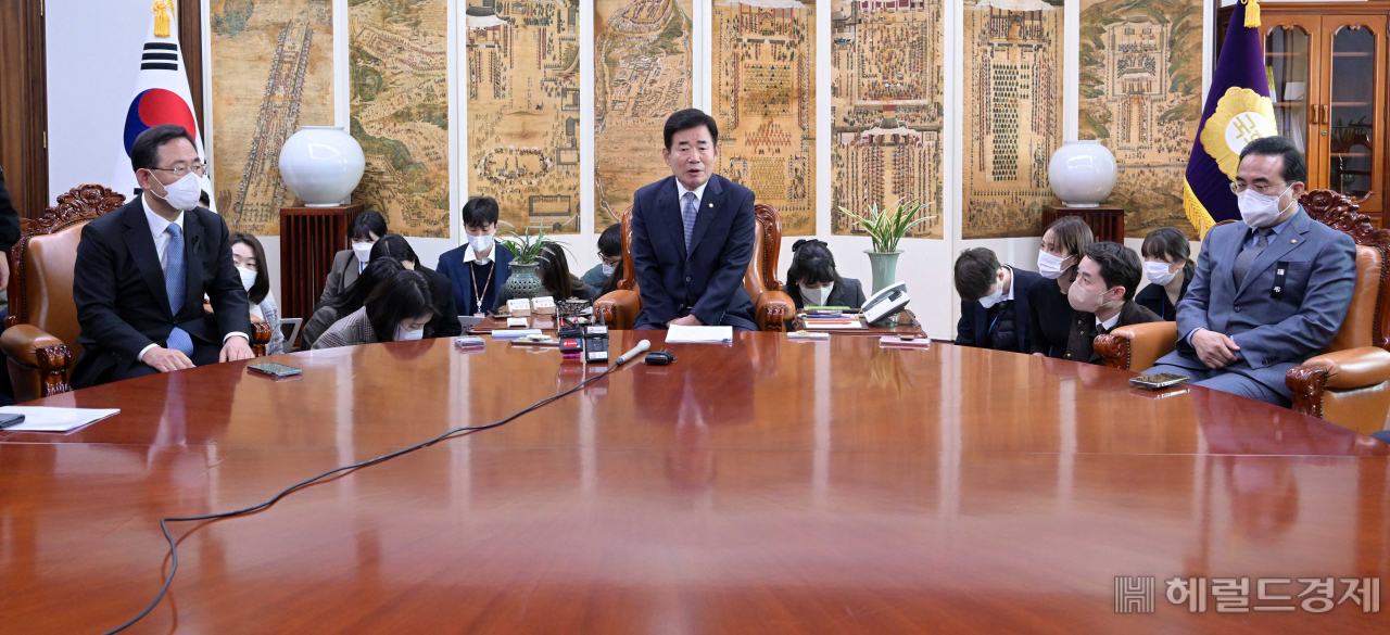 김진표 국회의장이 7일 오전 서울 여의도 국회 의장실에서 열린 양당 원내대표 회동에서 발언을 하고 있다. 이상섭 기자