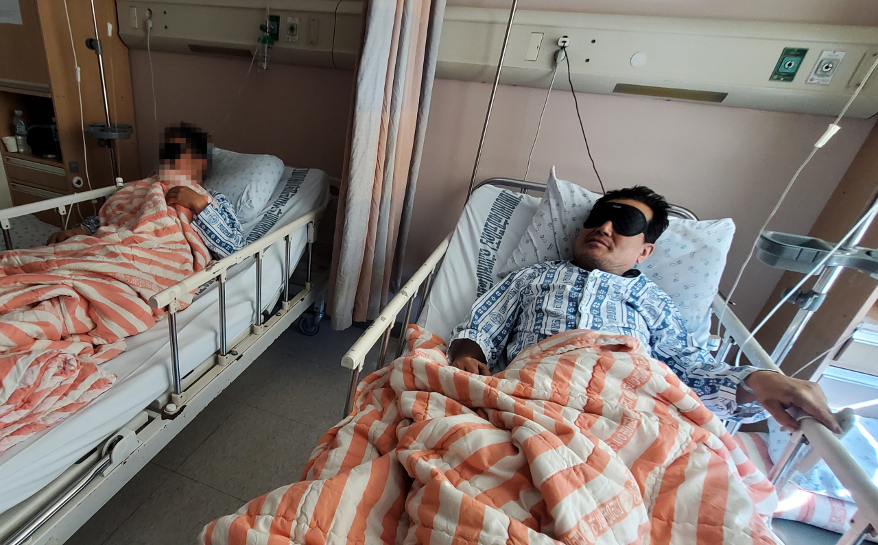 지난 5일 오후 경북 안동병원에서 봉화 광산매몰 생환 광부 박정하(오른쪽) 씨가 보조작업자 박 모씨와 대화를 하고 있다. [연합]