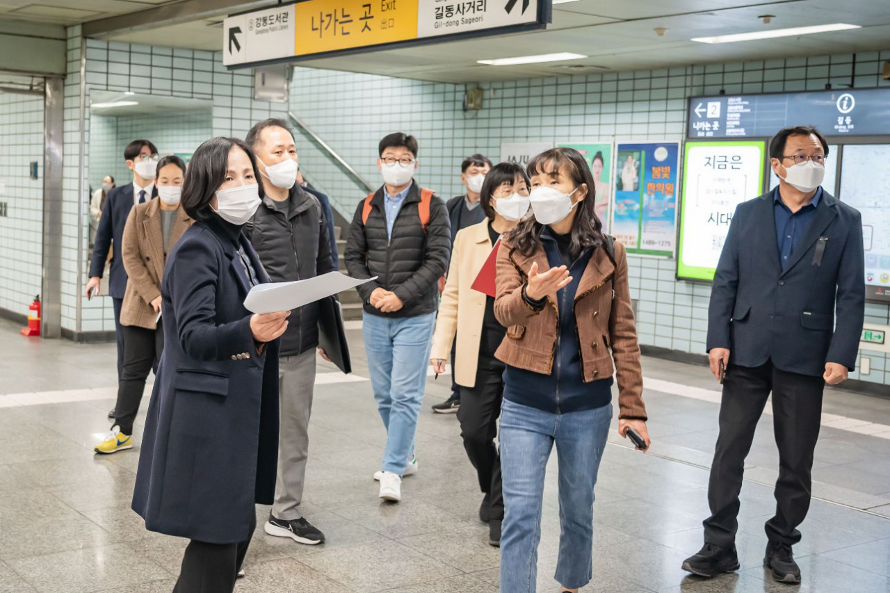 이수희 강동구청장이 4일 서울교통공사 담당자와 함께 길동역 2·3번 출구 내·외부를 점검하면서 에스컬레이터 설치방안을 논의하고 있다. [강동구 제공]