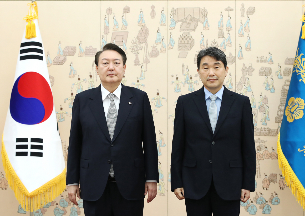 윤석열 대통령이 7일 서울 용산 대통령실 청사에서 이주호 사회부총리 겸 교육부 장관에게 임명장을 수여한 뒤 기념촬영을 하고 있다. [연합]