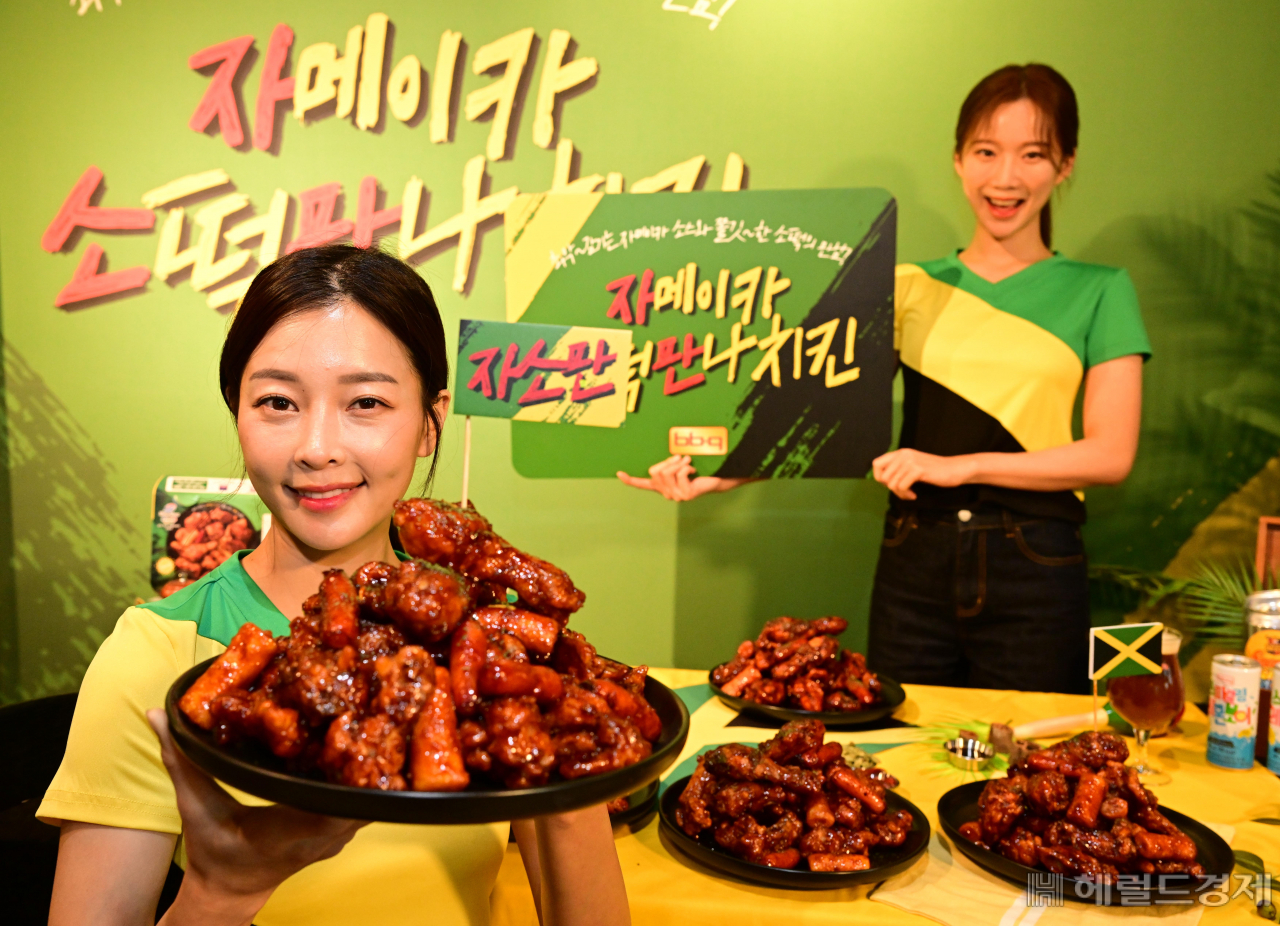 치킨 프랜차이즈 제너시스BBQ 그룹이 7일 오전 서울 종로구 그랑서울에서 자메이카의 풍미를 한국인의 입맛에 최적화한 신제품 ‘자메이카 소떡만나 치킨’의 신제품 런칭 발표회를 열었다. [박해묵 기자]