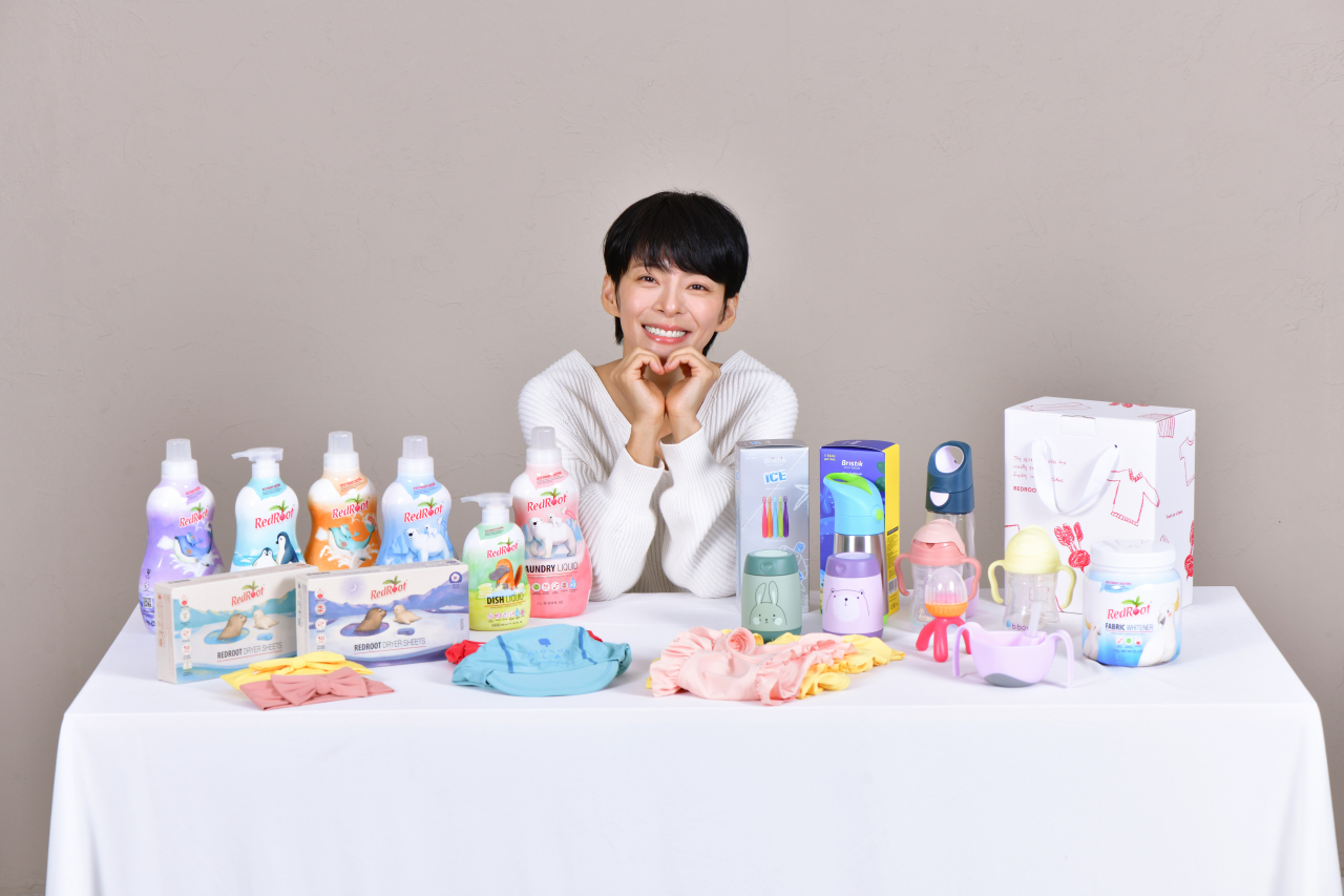 배우 정혜인이 바베파파의 다양한 육아용품을 소개하며 포즈를 취했다.[바베파파 제공]