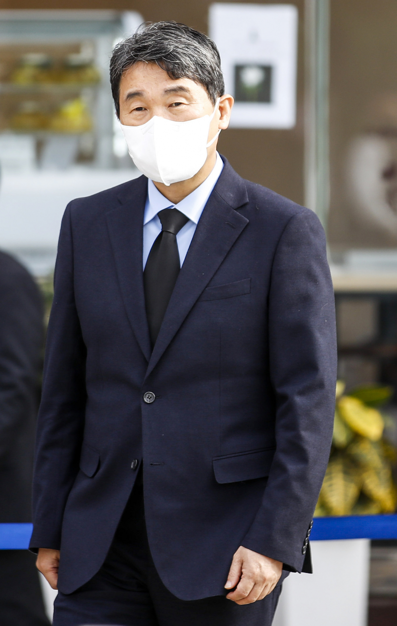 이주호 사회부총리 겸 교육부 장관이 7일 오후 서울 용산구 녹사평역 광장에 마련된 이태원 참사 희생자 합동 분향소를 찾아 조문을 위해 이동하고 있다. [연합]