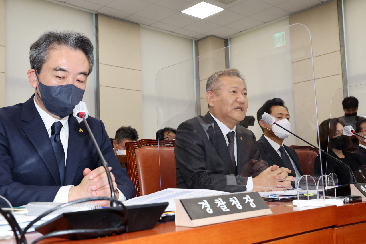 7일 오후 국회에서 열린 행정안전위원회에서 이상민 행정안전부 장관이 의원들의 질의에 답변하고 있다. [연합]