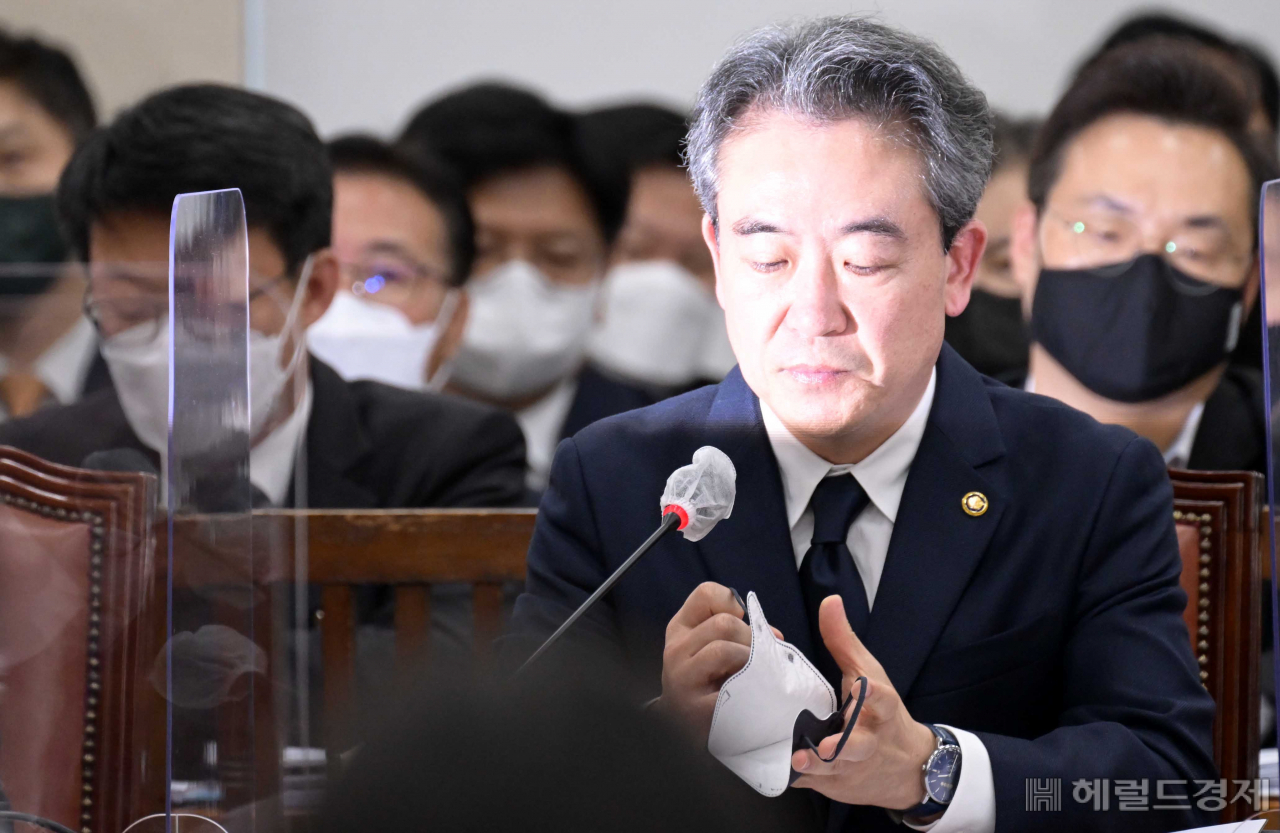 윤희근 경찰청장이 7일 오후 서울 여의도 국회에서 열린 행정안전위원회 전체회의에 참석해 의원들의 질의에 답변하기 위해 마스크를 벗고 있다.이상섭 기자