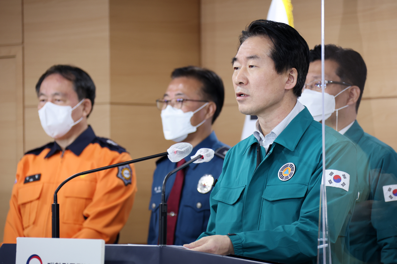 김성호 행안부 재난안전관리본부장(중대본 1본부 총괄조정관)이 7일 이태원 사고 중대본 회의 직후 보건복지부와 외교부, 경찰청, 소방청 담당국장들이 배석한 가운데 브리핑을 하고 있다. [연합]