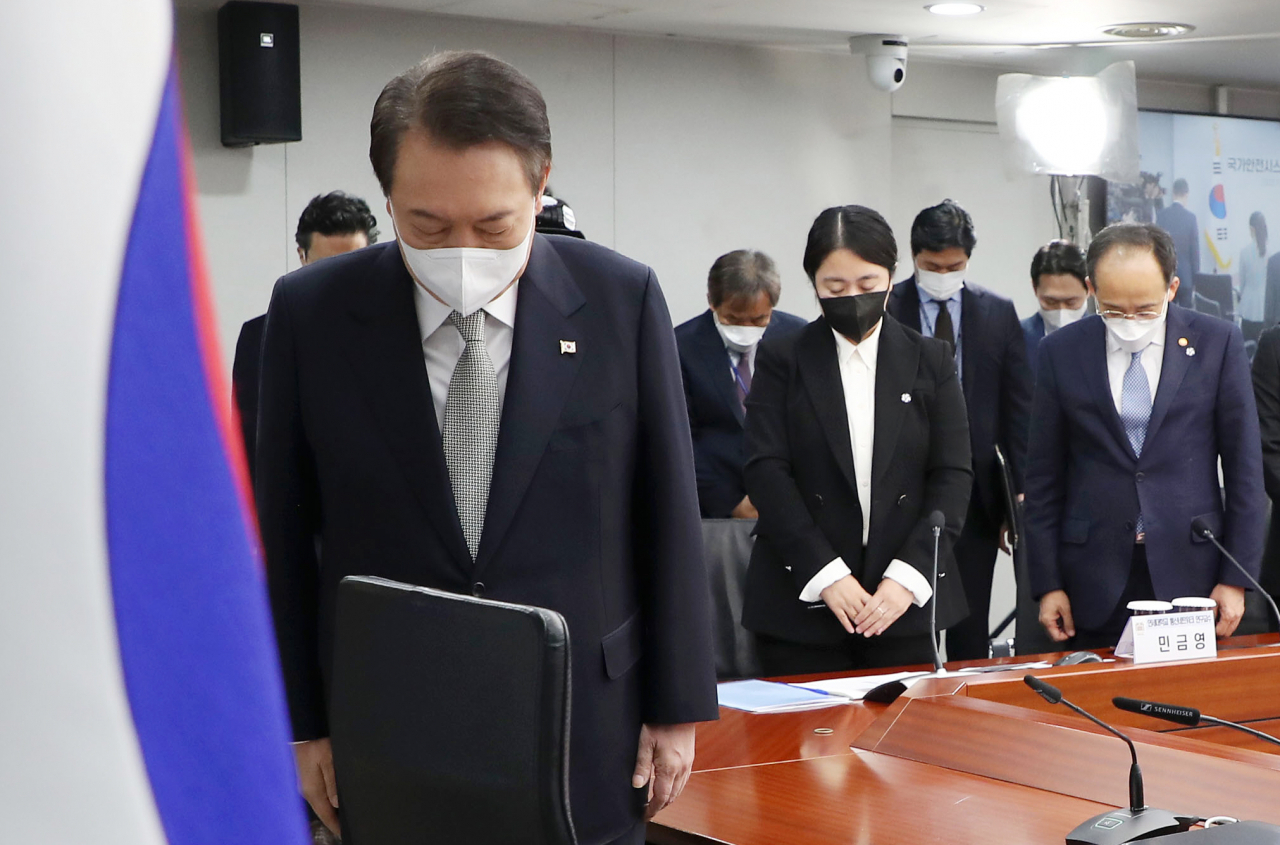 윤석열 대통령이 7일 오전 서울 용산 대통령실 청사에서 재난안전관리체계 점검 및 제도 개선책 논의를 위해 열린 국가안전시스템점검회의에서 이태원 참사 희생자들을 추모하는 묵념을 하고 있다. [연합]