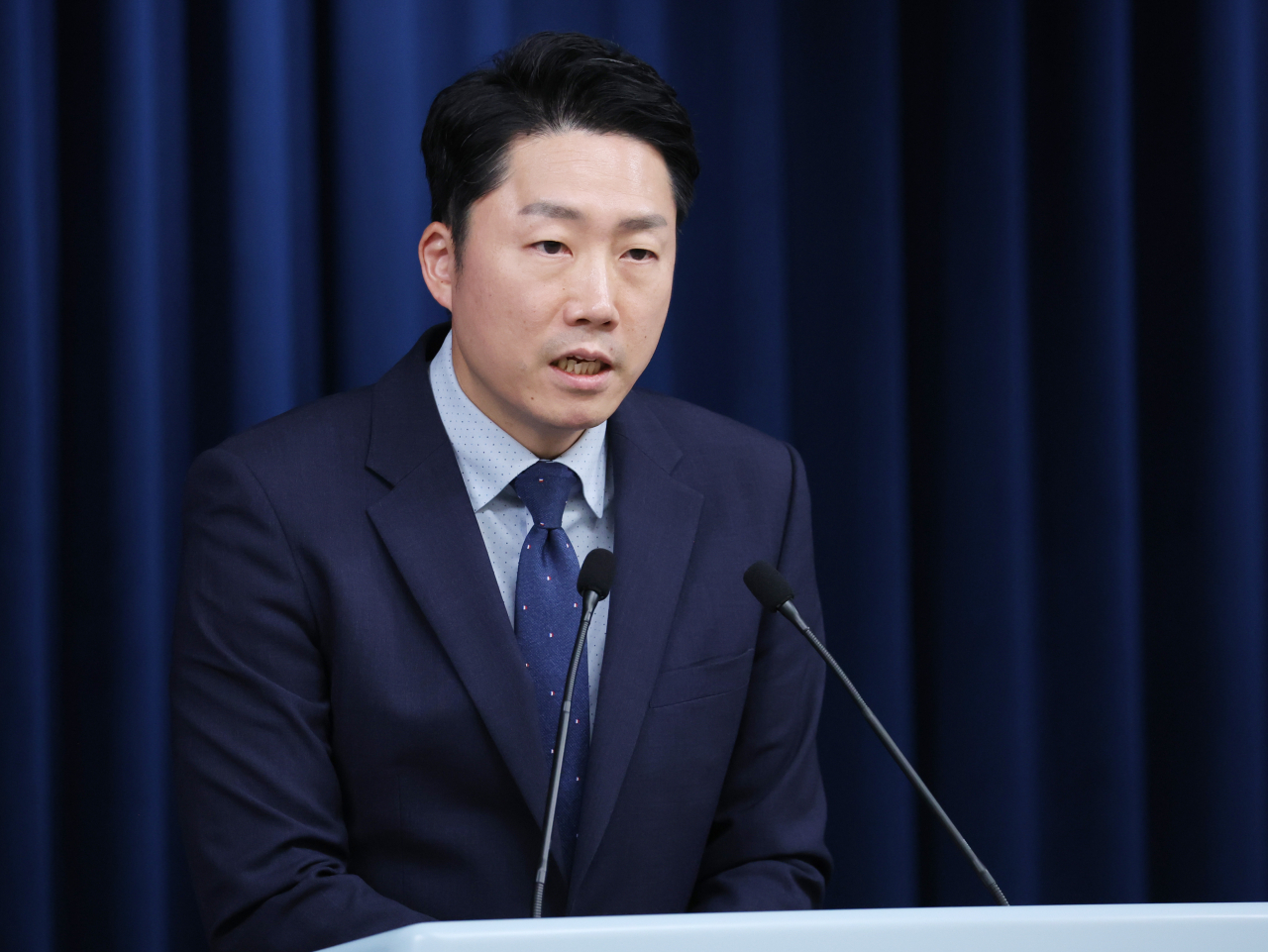이재명 대통령실 부대변인이 7일 오후 서울 용산 대통령실 청사에서 열린 브리핑에서 윤석열 대통령이 국가안전시스템점검회의에서 이태원 참사 관련 경찰의 미흡한 대응을 질타한 발언을 공개하고 있다. [연합]