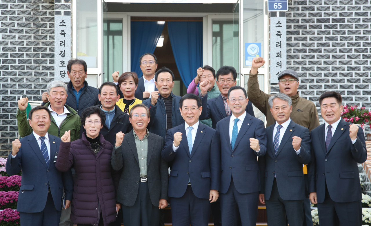 도민과 소통 좌담회를 갖고 있는 김영록지사