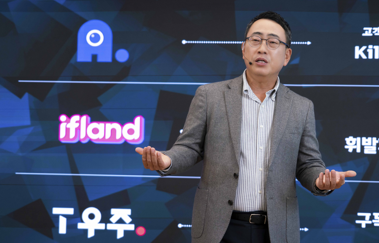 Ryu Young-sang, CEO of SK Telecom, speaks to employees at a town hall meeting on Monday. (SK Telecom)