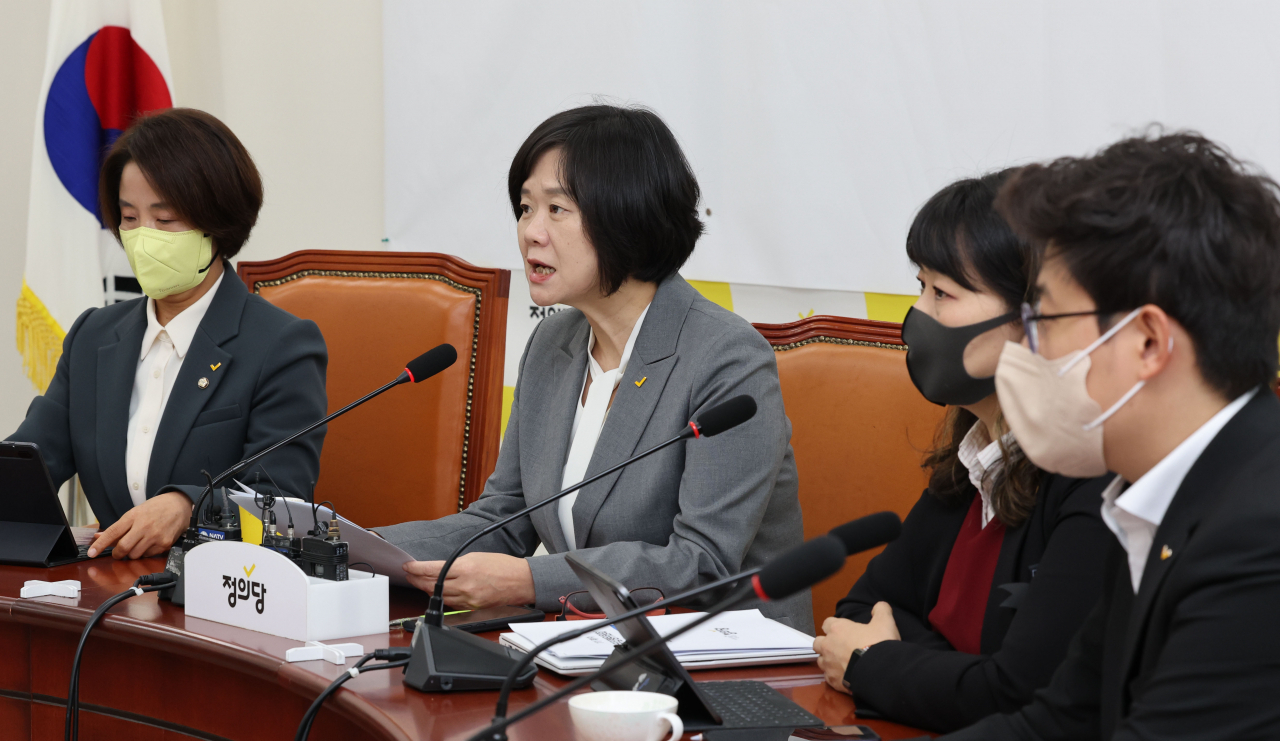정의당 이정미 대표가 7일 서울 여의도 국회에서 열린 제1차 상무집행위원회에서 발언하고 있다. [연합]