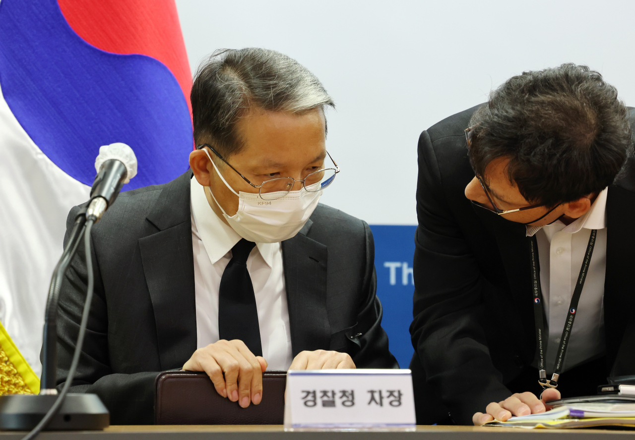 우종수 경찰청 차장(왼쪽)이 지난 4일 오전 세종시 정부세종청사에서 열린 '이태원 사고' 수습상황 및 향후 계획 등 중대본 회의 주요 논의사항 브리핑에 참석해 관계자와 대화하고 있다. [연합]