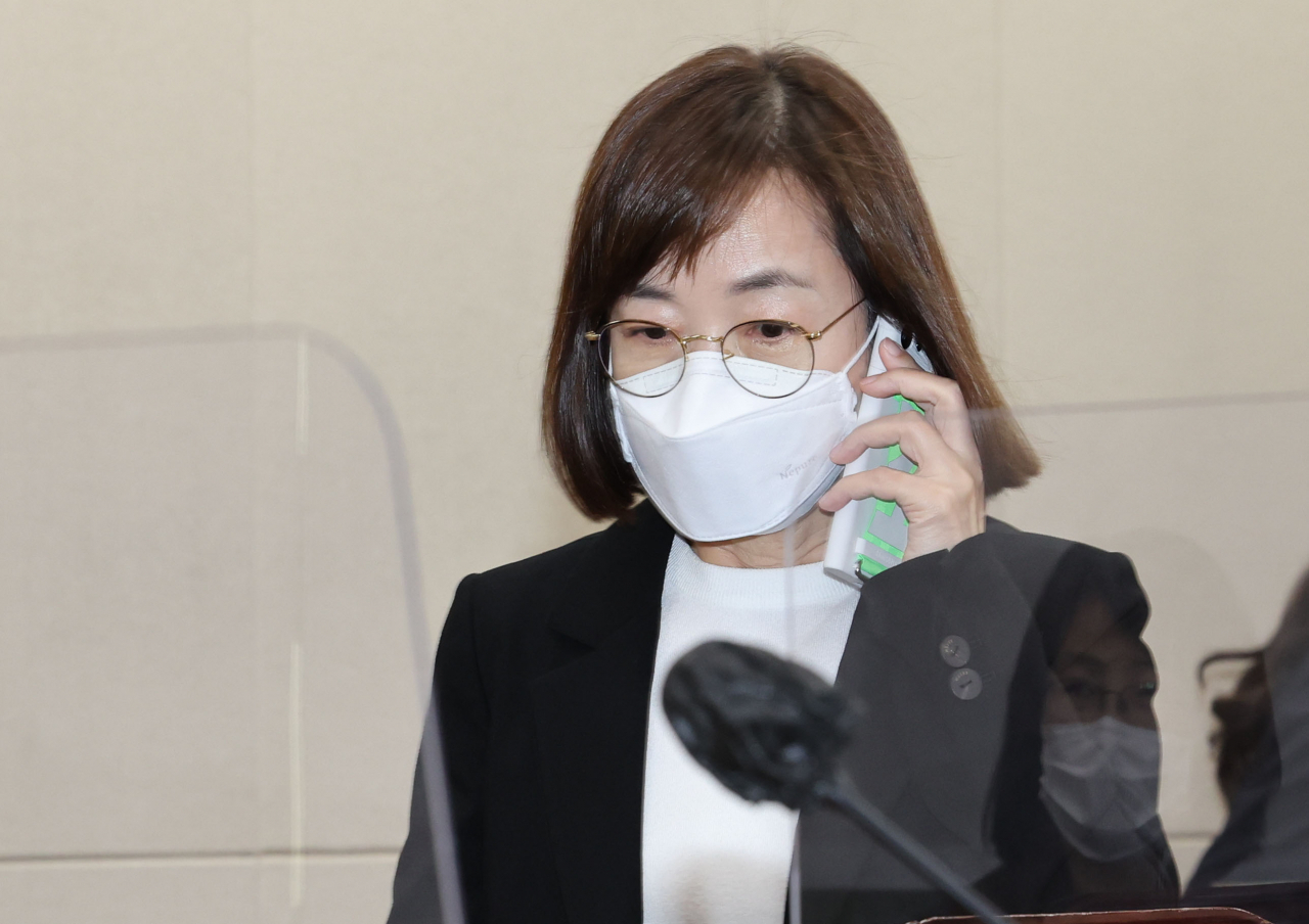 백경란 질병관리청장이 7일 오후 서울 여의도 국회에서 열린 보건복지위원회 전체회의에 참석하고 있다. [연합]