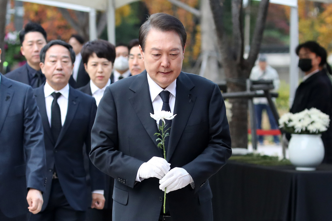 윤석열 대통령이 3일 오전 서울광장에 마련된 이태원 사고 사망자 합동분향소를 방문, 헌화를 위해 이동하고 있다. [연합]