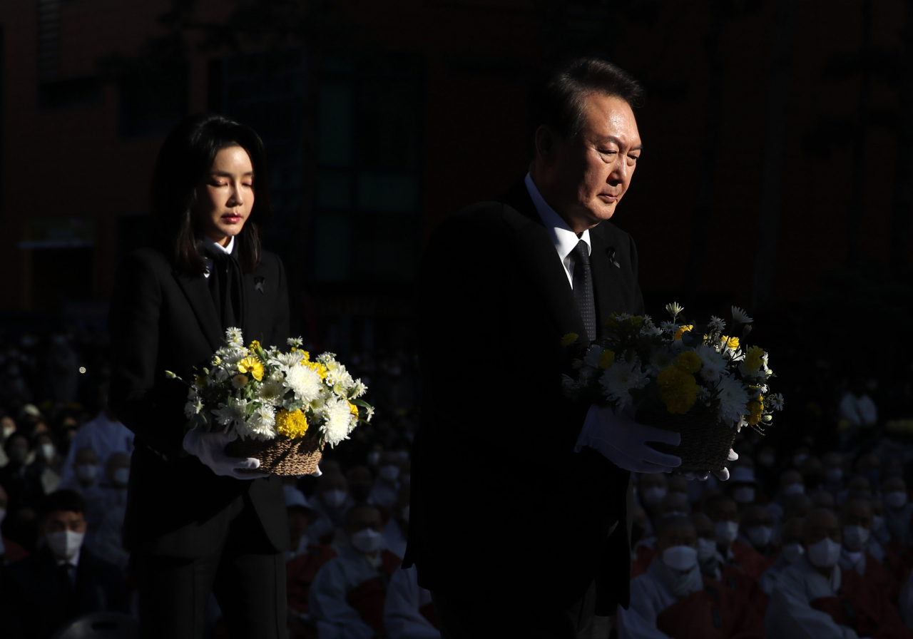 윤석열 대통령과 김건희 여사가 4일 오후 서울 종로구 조계사에서 열린 '이태원 참사 희생영가 추모 위령법회'에 참석, 헌화하고 있다. [연합]