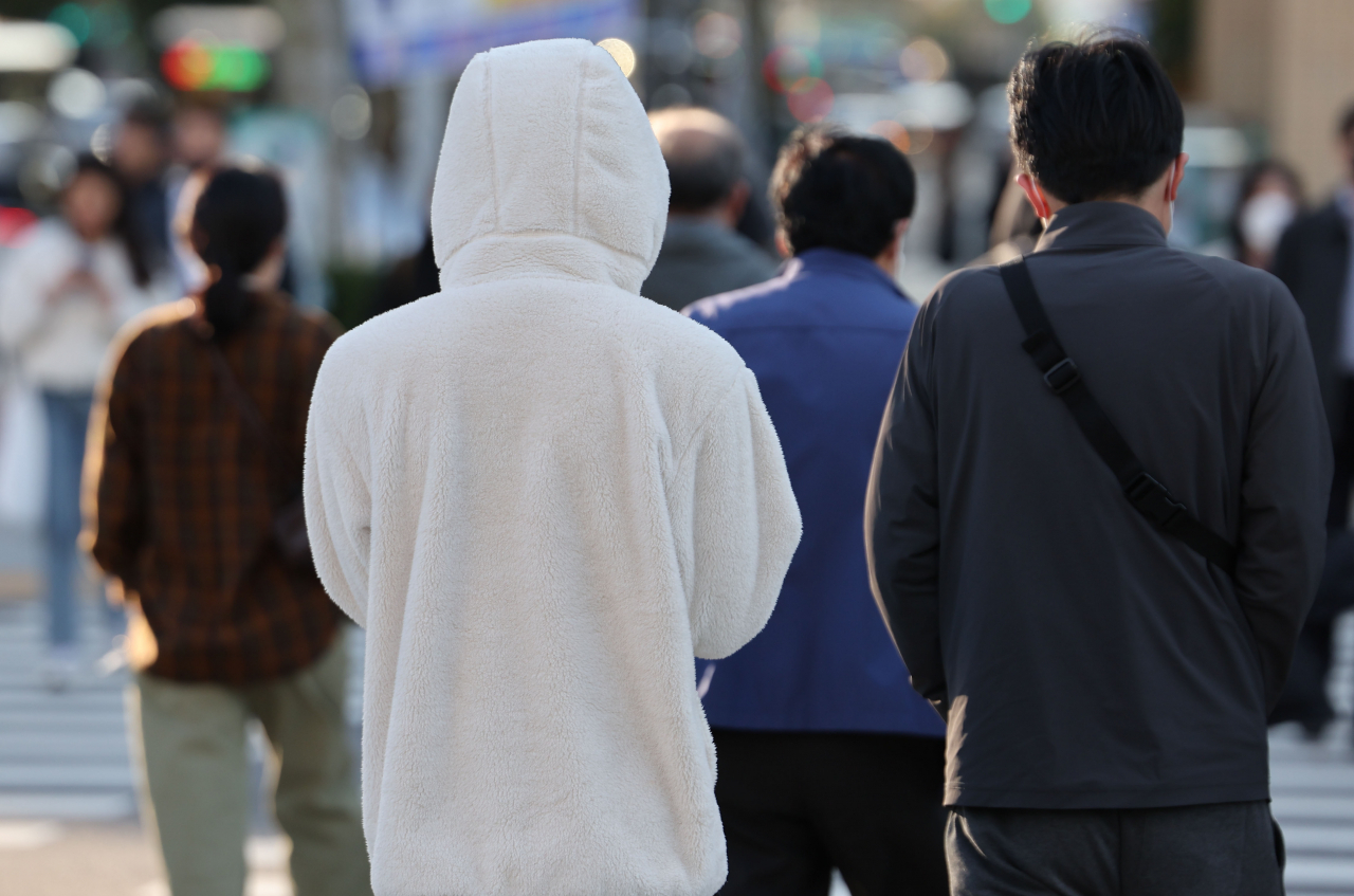 기온이 큰 폭으로 떨어진 지난 4일 오전 두꺼운 복장의 시민들이 서울 광화문 사거리를 지나고 있다. [연합]