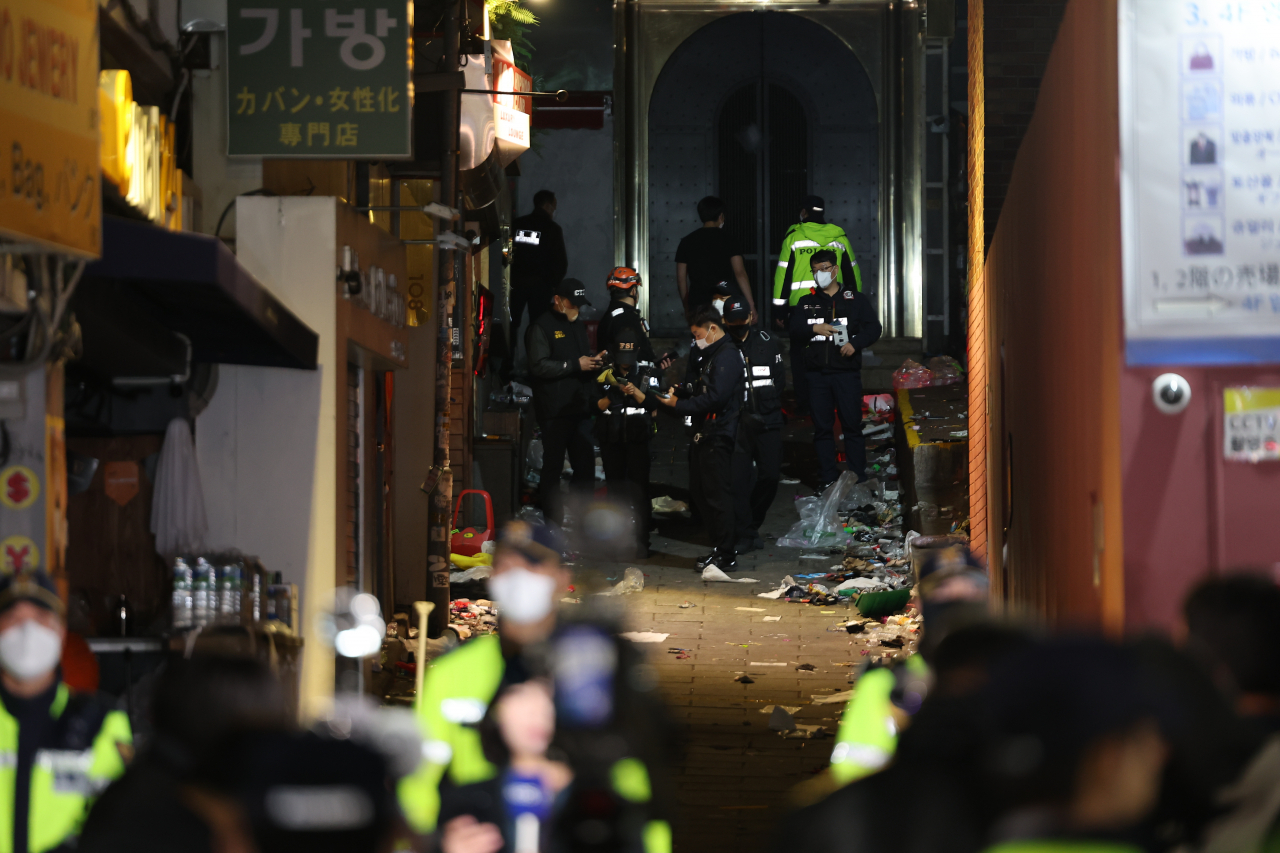 소방당국 관계자들이 지난달 30일 오전 서울 용산구 이태원 핼러윈 인명사고 현장을 조사하고 있다. [연합]