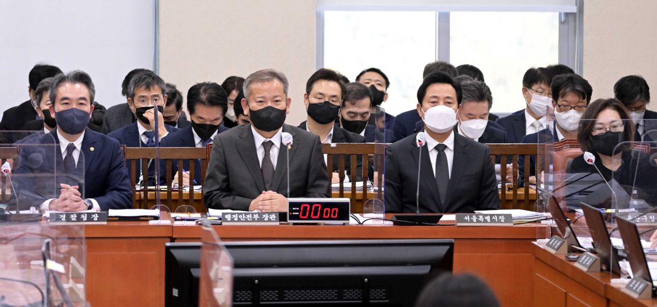 7일 오후 국회에서 열린 행정안전위원회 전체회의에 윤희근 경찰청장(왼쪽부터), 이상민 행정안전부 장관, 오세훈 서울시장, 박희영 용산구청장이 출석해 있다. [이상섭 기자]