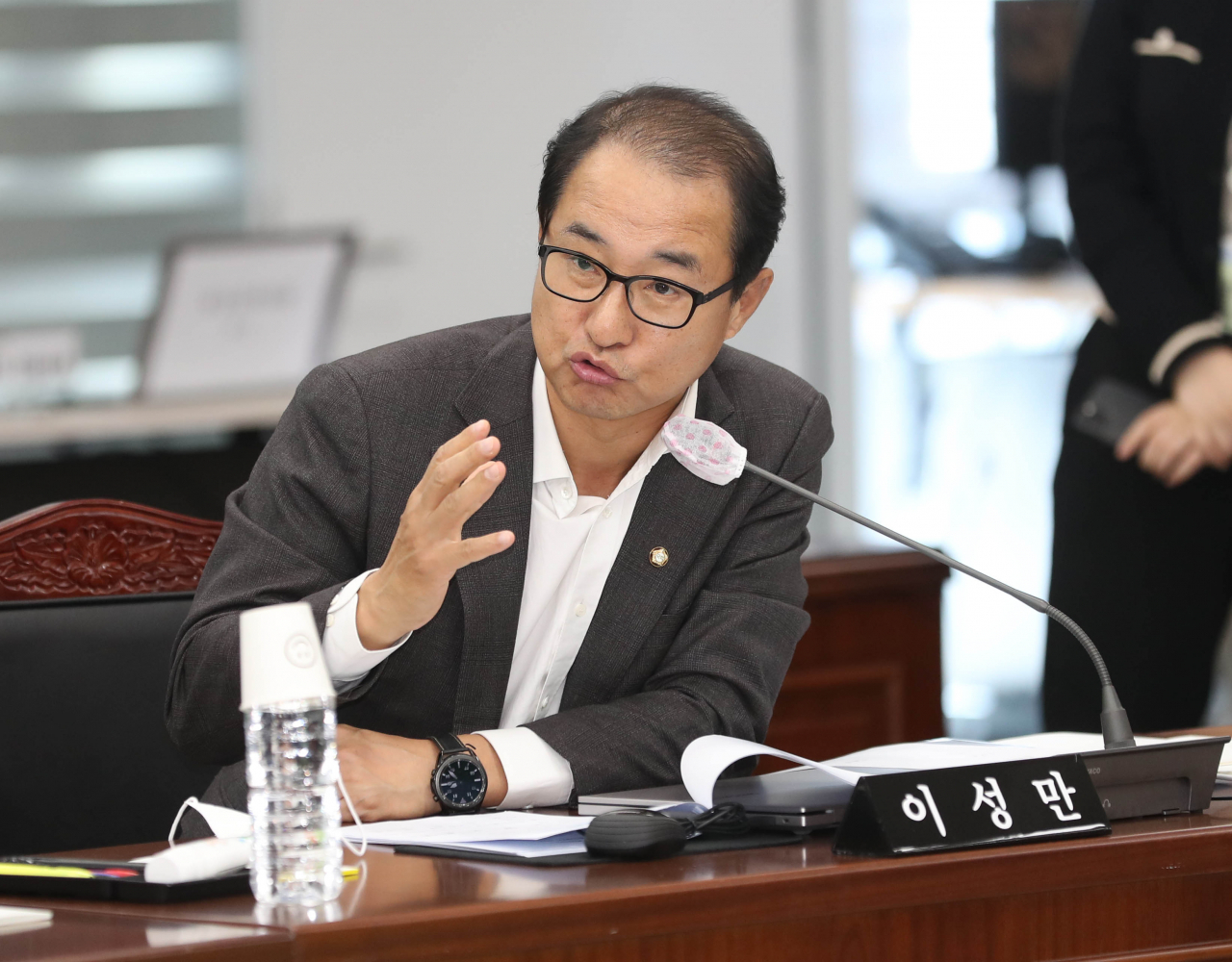 이성만 더불어민주당 의원이 지난 17일 오후 경북 안동시 경상북도 경찰청에서 열린 국회 행정안전위원회의 국정감사에서 질의하고 있다. [연합]