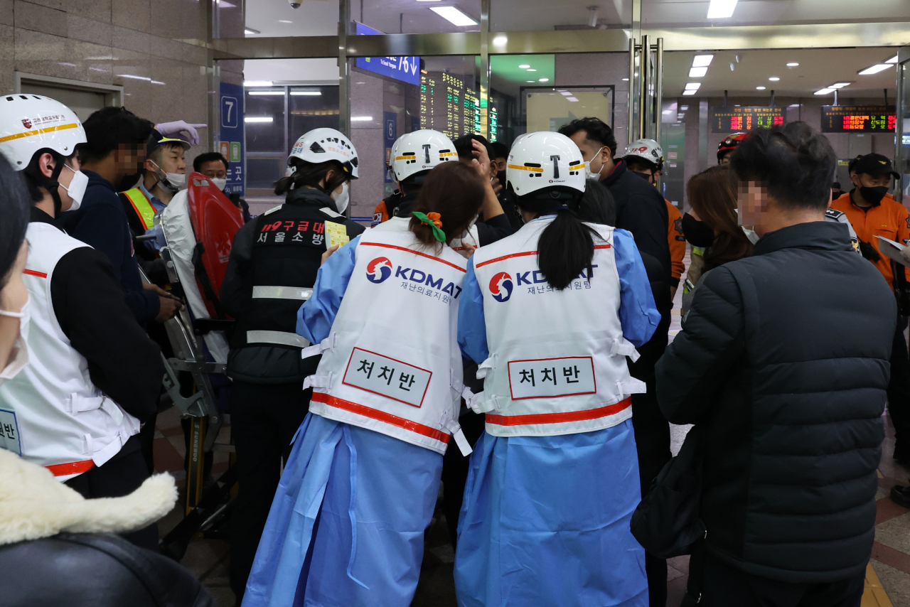 서울 영등포역 부근에서 무궁화호 열차 탈선 사고가 발생한 6일 밤 서울 영등포역 대합실에서 119 구급대원과 재난의료지원팀이 부상자를 파악하고 있다. 한국철도공사에 따르면 오후 8시 15분 용산발 익산행 열차가 영등포역으로 진입하던 중 선로를 이탈했다. [연합]