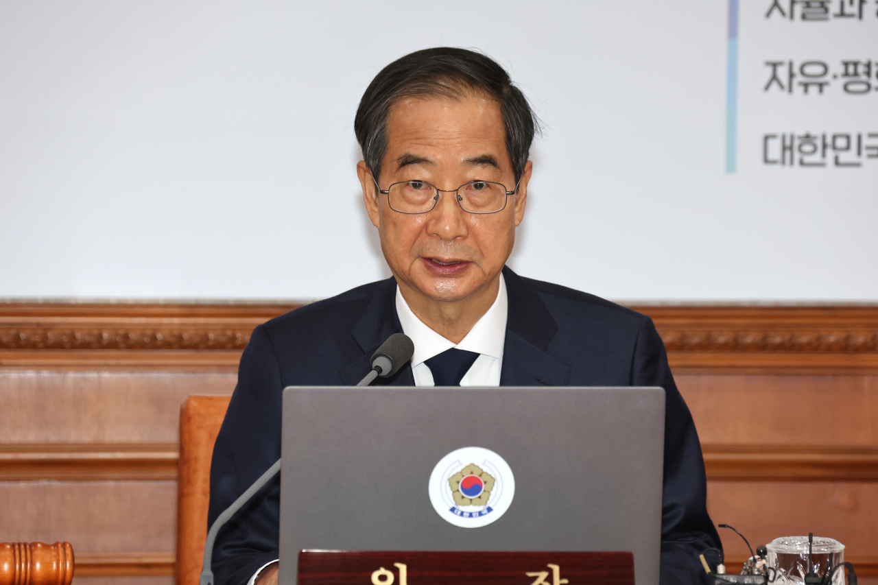 Prime Minister Han Duck-soo speaks during a Cabinet meeting at the government complex in Seoul on Tuesday. (Yonhap)