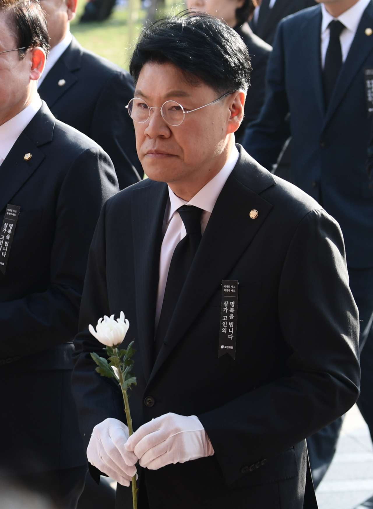 국민의힘 장제원 의원이 1일 오후 서울 중구 서울광장에 마련된 이태원 사고 사망자 합동분향소를 찾아 조문하고 있다. [연합]