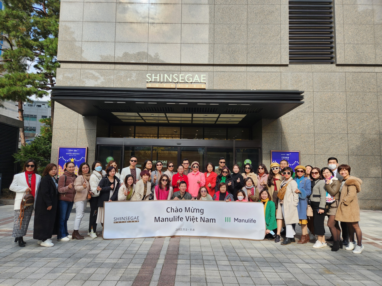 글로벌 보험회사 '매뉴라이프(Manulife)' 베트남 지사 직원 250여명이 지난 7일부터 이틀간 인센티브 관광 차원에서 한국에 방문, 신세계면세점 명동점을 찾았다. [신세계면세점 제공]