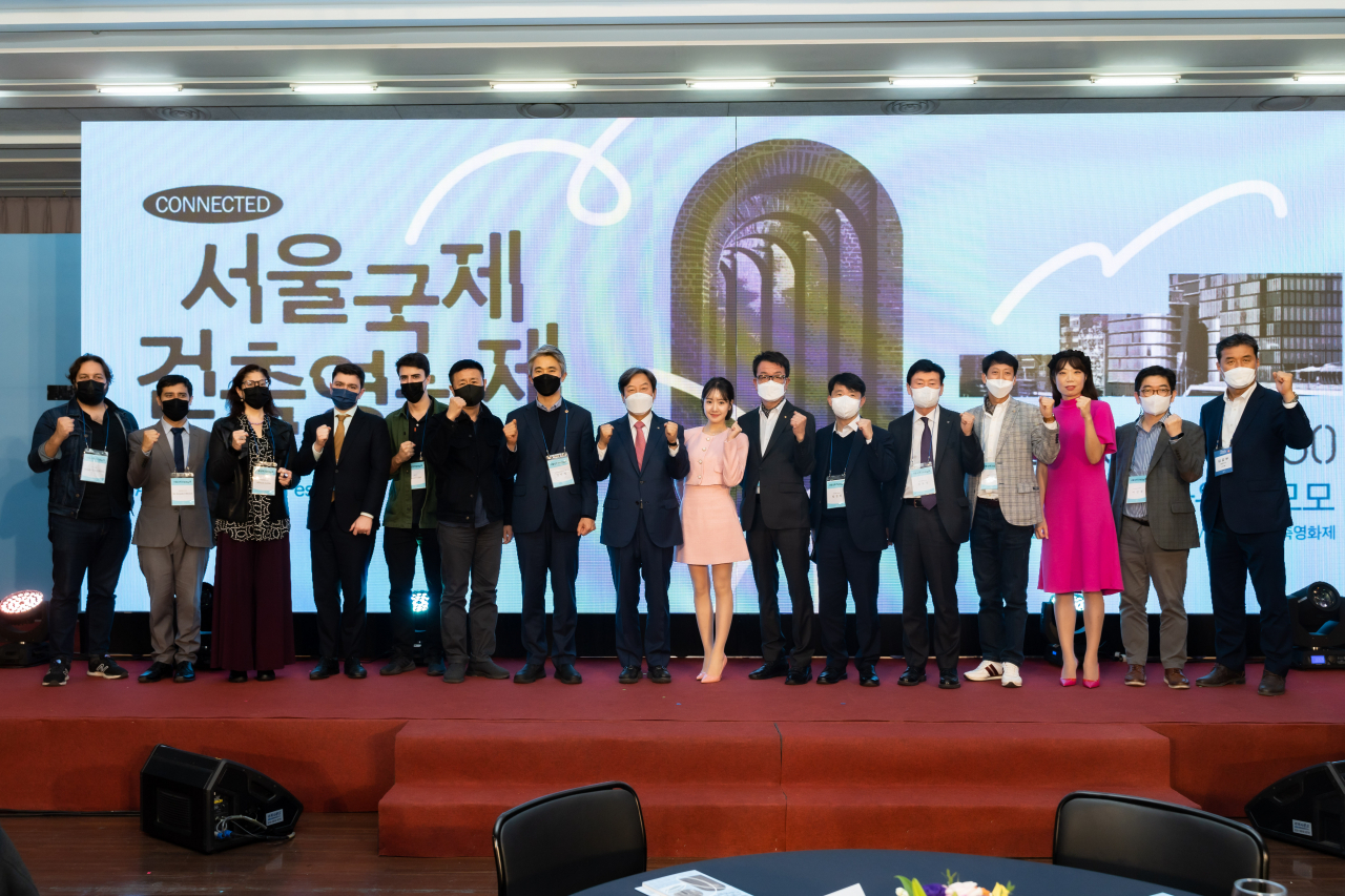 서울국제건축영화제 개막식에 참석자들이 모여 화이팅을 외치고 있다. [대한건축사협회]