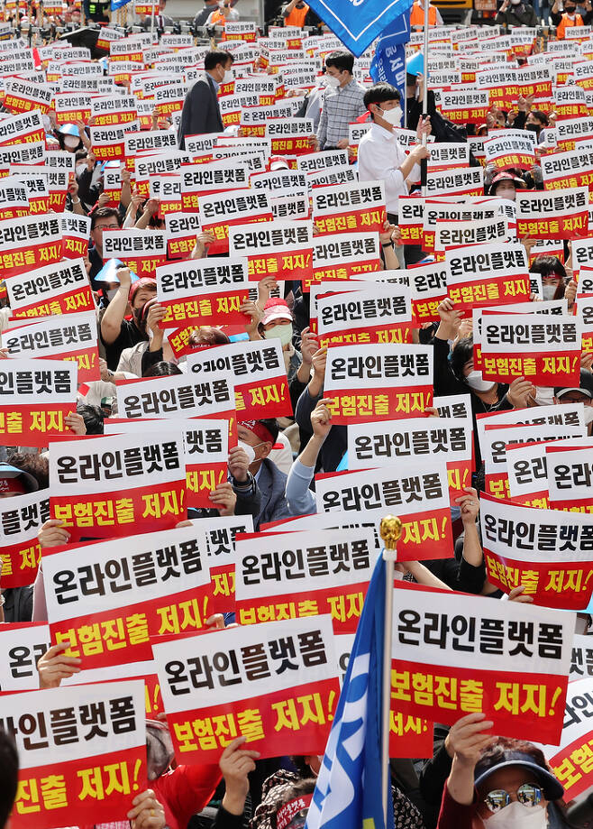 온라인 플랫폼의 비교 추천 서비스가 기약없이 늦춰지고 있다. 보험설계사들의 반발이 가능 큰 원인으로 알려져 있지만 금융 당국도 마땅한 해법을 찾지 못하고 있다. [연합]
