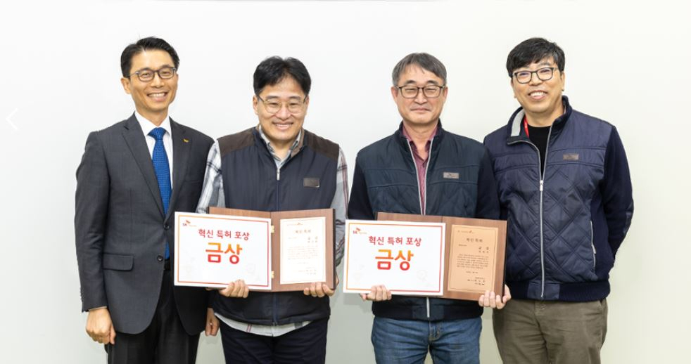 (왼쪽부터)김윤욱 SK하이닉스 지속경영담당 부사장, 황선환 SK하이닉스 미래기술연구원 TL, 장세억 SKHU 교수, 차선용 SK하이닉스 미래기술연구원 부사장.[SK하이닉스 제공]
