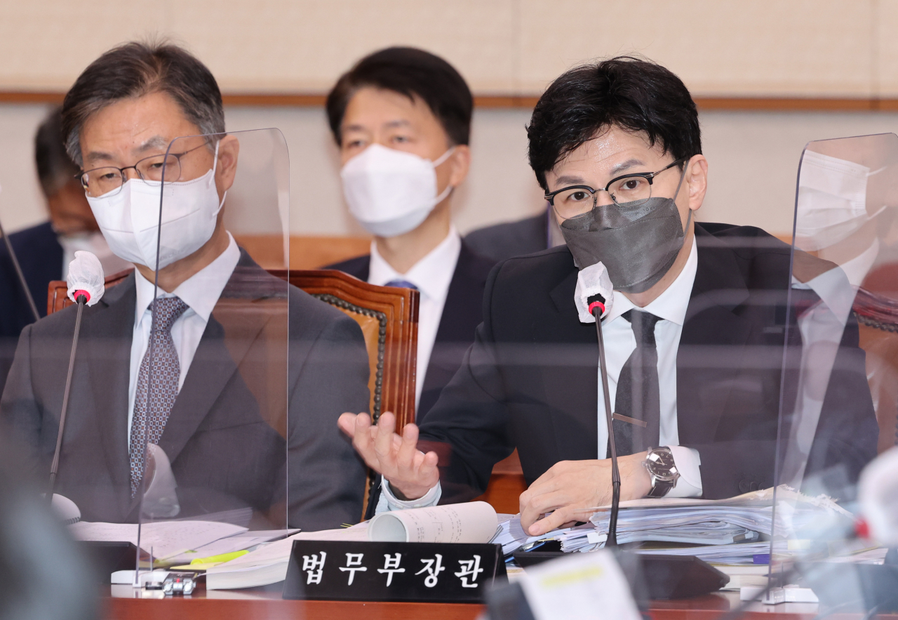 한동훈 법무부 장관이 7일 국회에서 열린 법사위원회에서 의원들의 질의에 답변하고 있다. [연합]