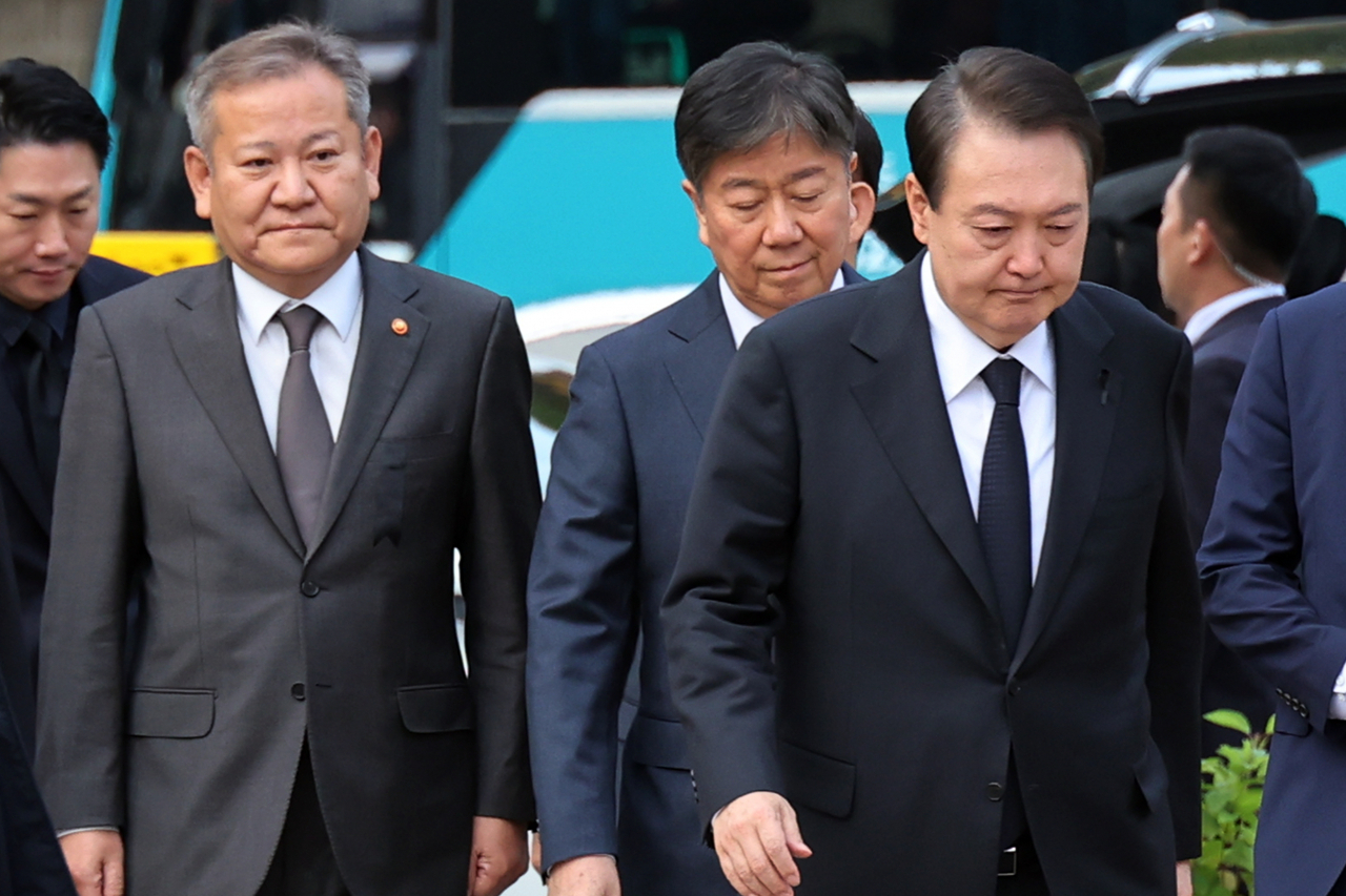윤석열 대통령이 이태원 참사 엿새째인 3일 오전 서울광장에 마련된 합동분향소에 조문하기 위해 이상민 행정안전부 장관(왼쪽), 김대기 비서실장(가운데)과 이동하고 있다. [연합]