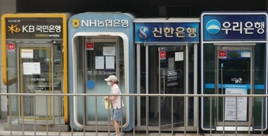 금융지주사들의 부도위험이 지난해 말에 비해 급등했다. 금리인상에다 레고랜드 사태, 흥국생명 콜옵션 연기로 촉발된 국내 금융시장 신뢰하락이 영향을 미친 것으로 보인다. [연합]