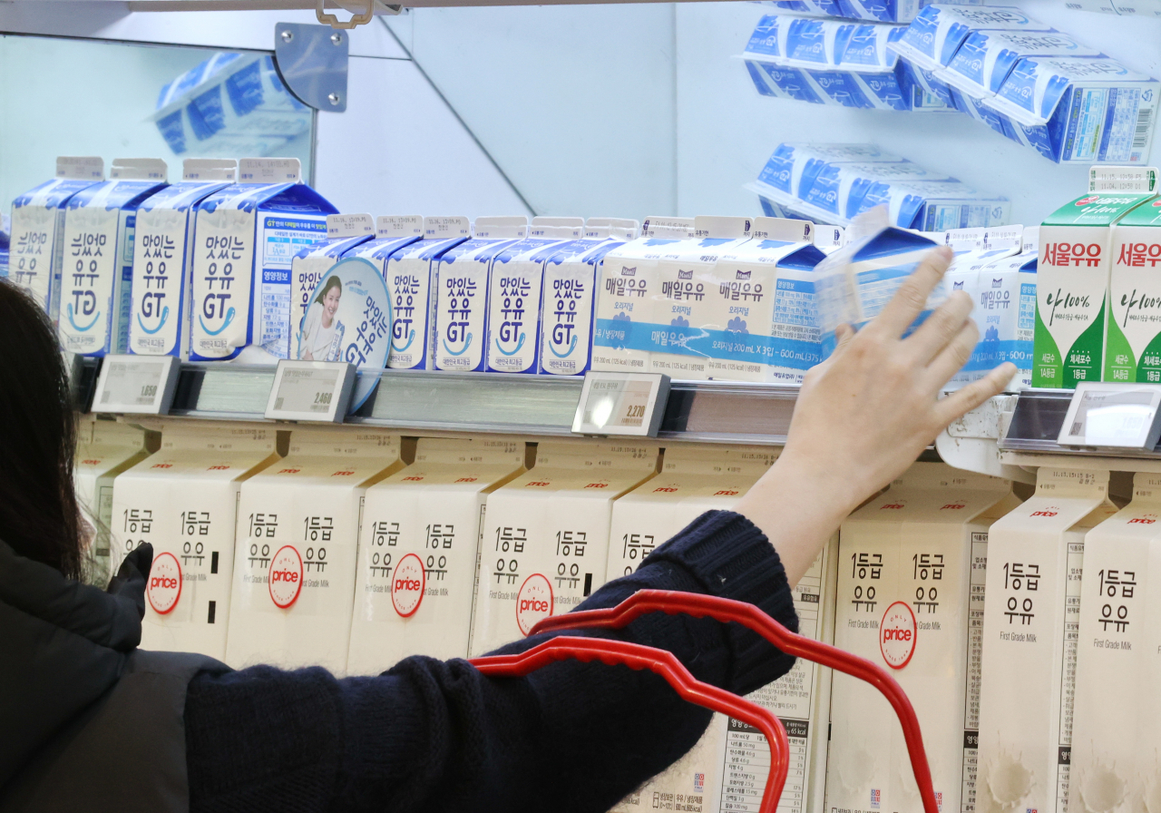 지난 6일 서울 시내 한 대형마트에서 우유를 구매하는 시민. [연합]