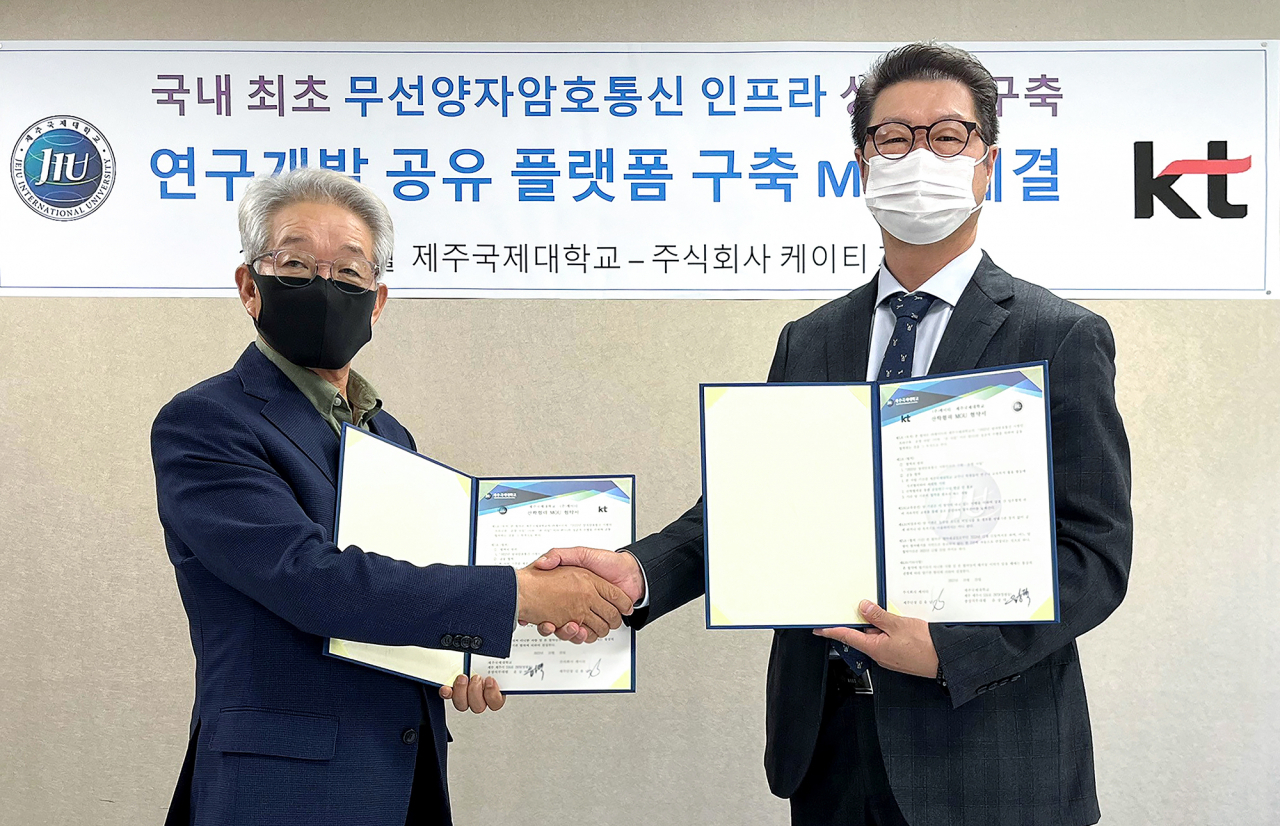 KT 제주단장 김용남 상무(오른쪽)와 제주국제대학교 윤상택 총장 직무대행이 업무협약을 마치고 기념사진을 촬영하고 있다. [KT 제공]