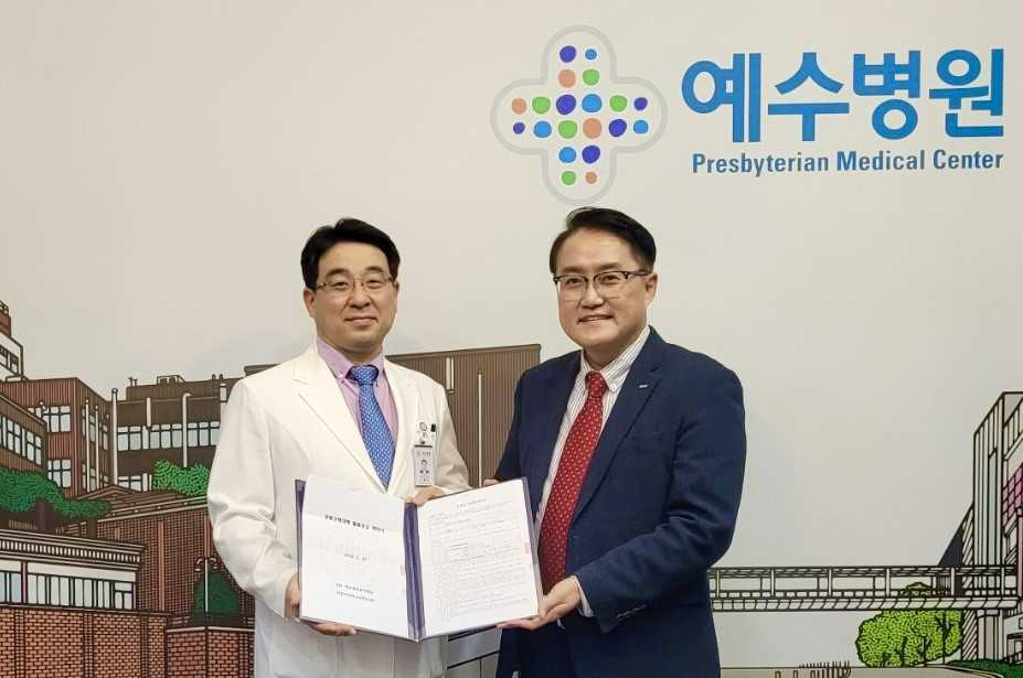 신충식 전주 예수병원 병원장(왼쪽)과 조성민 EDGC 대표가 지난 7일 진료재료 구매대행 계약을 체결하고 기념 촬영을 하고 있다.