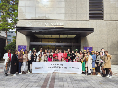 글로벌 보험회사 ‘매뉴라이프(Manulife)’베트남 지사 직원 250여명이 지난 7일부터 이틀간 인센티브 관광 차원에서 한국에 방문, 신세계면세점 명동점을 찾았다. [신세계면세점 제공]