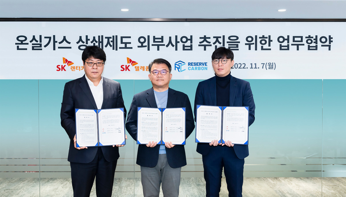 이준호(왼쪽부터) SK텔레콤 ESG추진 담당, 김현수 SK렌터카 Mobility BM개발 Lab 본부장, 신광수 리저브카본 대표가 지난 7일 서울 중구 SK렌터카 본사에서 ‘온실가스 상쇄제도 외부사업 시행을 위한 업무협약’을 체결한 뒤 기념사진을 촬영하고 있다. [SK렌터카 제공]