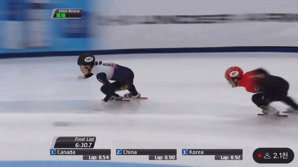 2022~2023시즌 국제빙상경기연맹(ISU) 월드컵 2차전에서 남자 5000m 계주에서 박지원 선수가 손가락을 흔들흔들하며 경고하고 있다. [온라인커뮤니티]
