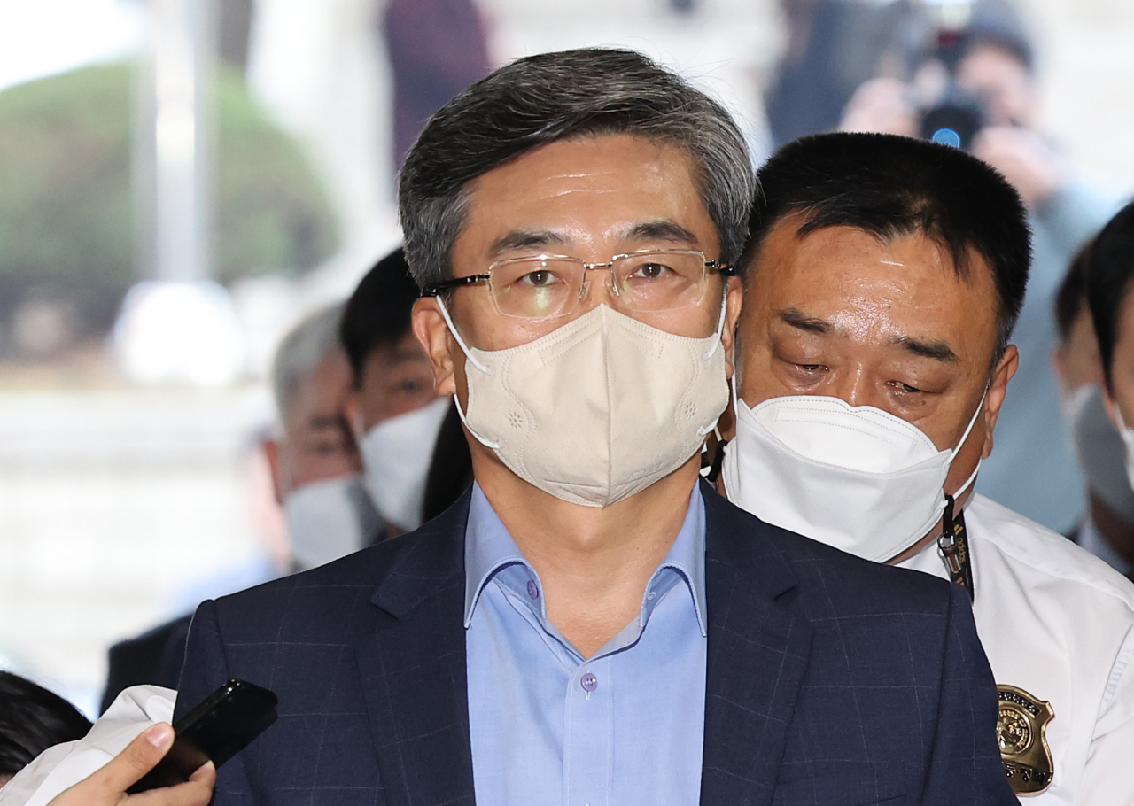 ‘서해 공무원 피격’ 은폐 의혹을 받고 있는 서욱 전 국방부 장관이 지난달 21일 영장실질심사를 받기 위해 서초동 서울중앙지법으로 들어서고 있다. [연합]