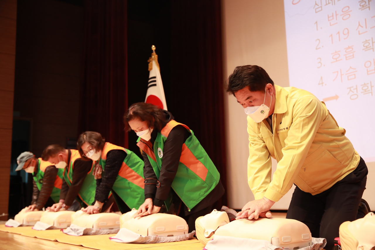 박준희 서울 관악구청장과 자율방재단이 심폐소생술 실습을 하고 있는 모습. [관악구 제공]