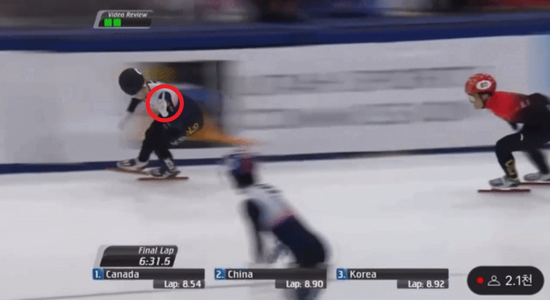 2022~2023시즌 국제빙상경기연맹(ISU) 월드컵 2차전에서 남자 5000m 계주에서 박지원 선수가 중국 선수를 추월하고 있다. [온라인커뮤니티]