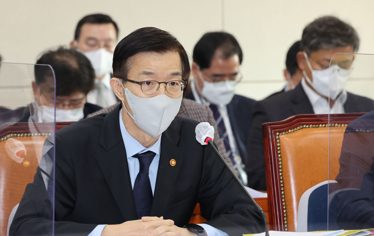 방문규 국무조정실장이 8일 오전 서울 여의도 국회에서 열린 정무위원회 전체회의에서 의원질의에 답변하고 있다. [연합]