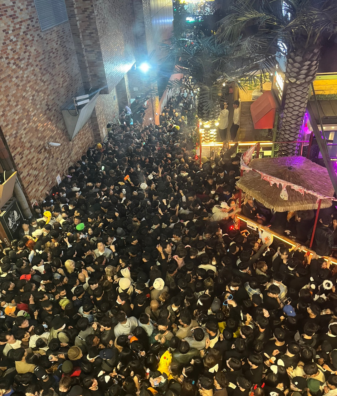 지난달 29일 밤 서울 용산구 이태원동 해밀톤 호텔 부근 도로에 시민들이 몰려 있다. 이날 핼러윈 행사 중 인파가 넘어지면서 다수 사상자가 발생했다. [연합]