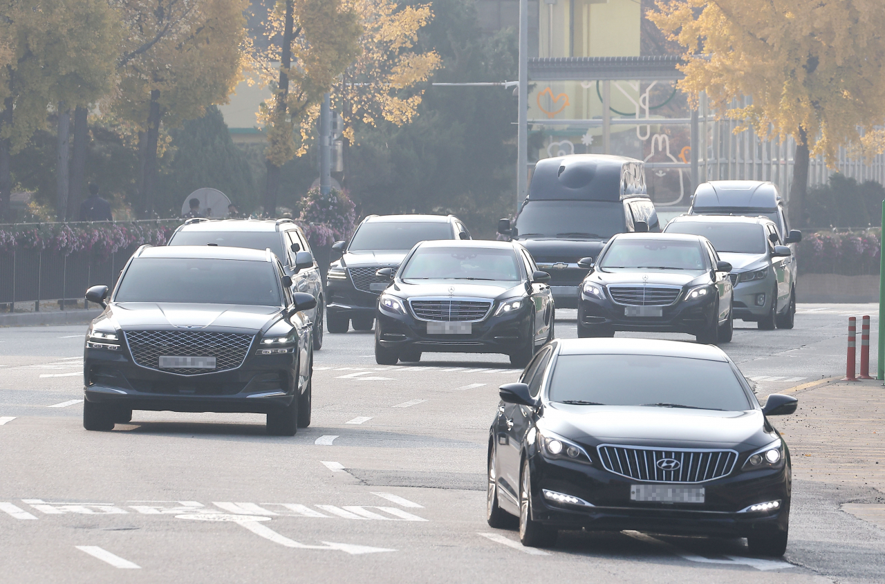 After moving to the new official residence, President Yoon Suk-yeol heads to work from his official residence in Hannamdong, central Seoul, Tuesday. (Yonhap)